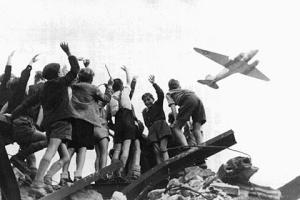 1948 und 1949 verfrachten die Alliierten per Flugzeug Lebensmittel, Kohle und Medikamente